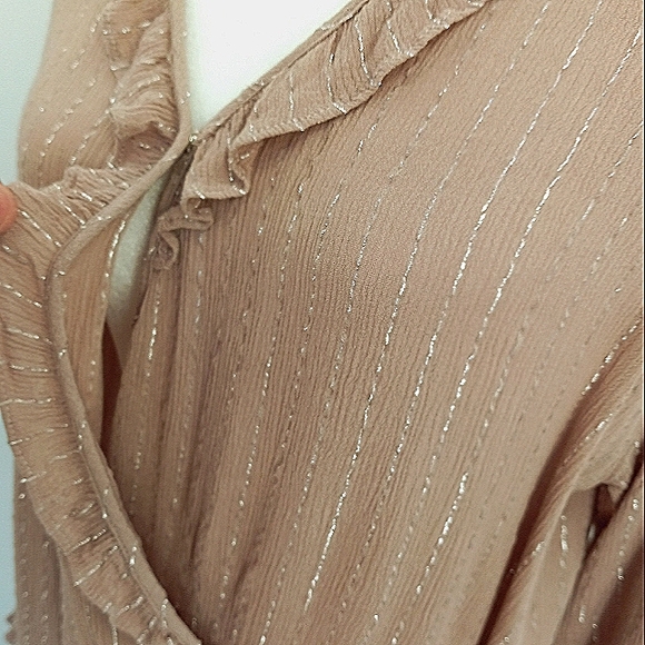 STITCH FIX Skies Are Blue Mauve Ruffle Detail Surplice Metallic Accented Top M - Picture 7 of 12